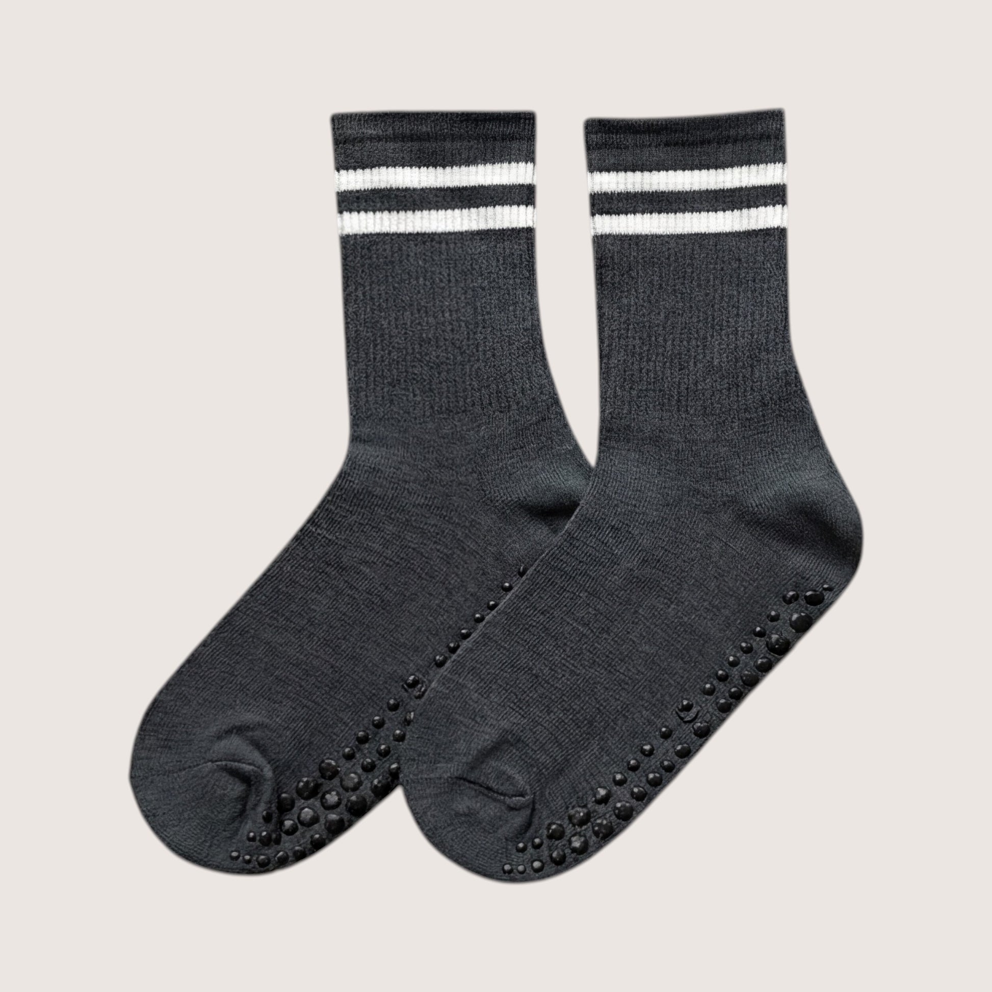 grå pilates halksockor med vit rand och bege bakgrund