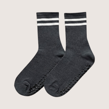 grå pilates halksockor med vit rand och bege bakgrund