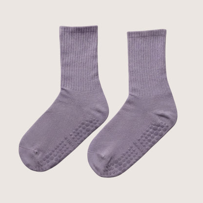 lila grippy socks mot beige bakgrund