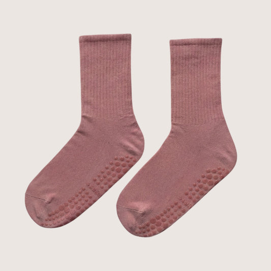 rosa höga ribbade halksockor med grepp mot vit bakgrund