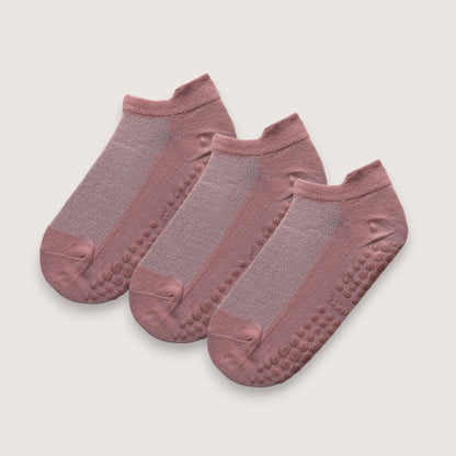 tre stycken rosa ankelstrumpor med halkskydd mot vit bakgrund
