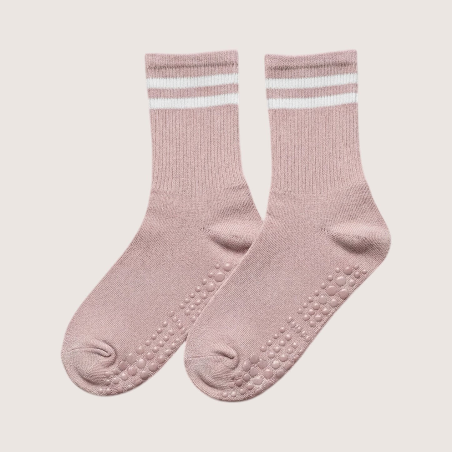 rosa halksockor med vit rand på beige bakgrund