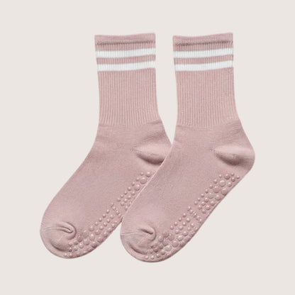rosa halksockor med vit rand på beige bakgrund