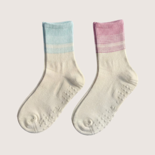 vita och färgglada halksockor med grepp 
